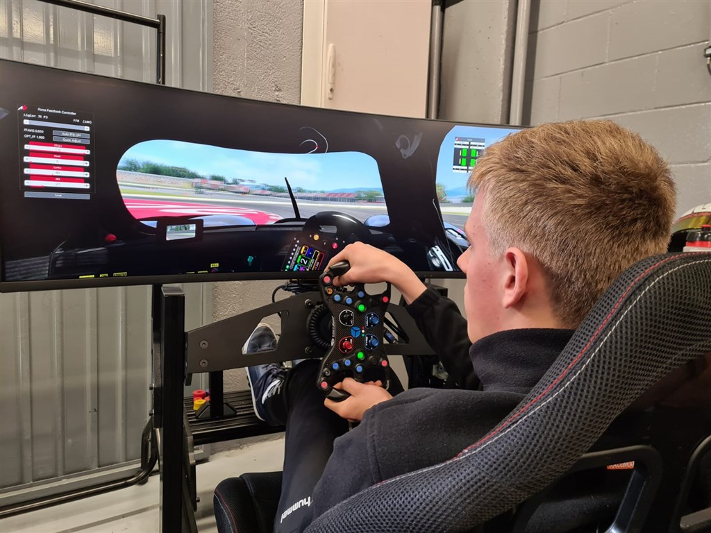 Der er tid til at træne banen i teamets simulator inden weekendens løb.
(Foto: Malthe Jakobsen Motorsport)